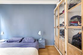 Die helle schlafzimmer wandfarbe hat zudem den vorteil, kleine zimmer größer wirken zu lassen. Im Schlafzimmer Farben Kombinieren 16 Tolle Ideen