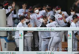 깜짝 결혼을 발표한 lg트윈스 소속 내야수 오지환 (왼쪽 사진)과 쇼호스트 김영은 (오른쪽)이 한 아이의 부모가 되는 가운데 아이의 초음파 사진도 공개해 이목을 끌고 있다. ì—­ì „ 3ì  ëŒ€í¬ ë‚ ë¦° ì˜¤ì§€í™˜ ì—°í•©ë‰´ìŠ¤