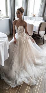 Spose con le scarpe da trekking celebrano le nozze su una montagna. Pin On Weddings