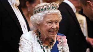 La reina isabel ii de inglaterra asiste a las celebraciones de jueves santo en la capilla de san jorge, en el castillo de windsor en reino el domingo de resurrección, 21 de abril, coincidió con el cumpleaños de isabel ii. La Reina Isabel Ii De Inglaterra Presiono Al Gobierno Para Ocultar Su Riqueza Al Publico