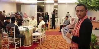 (bacakan kata mutiara sembari pengantin melakukan prosesi penyambutan, kemudian melangkah masuk ke gedung / pelaminan menuju tempat akad nikah/resepsi). Panduan Dan Naskah Mc Acara Pernikahan Lengkap Dan Terbaik