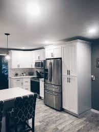 Pin By Aizlyn Stone On H O M E Small Apartment Kitchen White Shaker Kitchen Cabinets White Shaker Kitchen