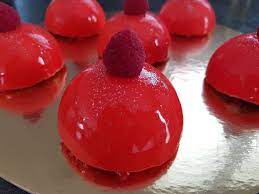 Ce chocolat noir brillant qui coule sur votre trianon au chocolat et le recouvre, c'est. Demi Sphere Bavaroise Vanille Biscuit Pistaches Insert Framboises Et Glacage Miroir Recette Dessert Noel Recette Entremet Mousse De Fruits Rouges
