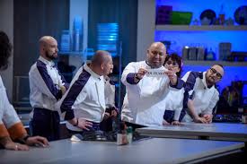 Chefi la cuțite este un cooking show englezesc, care a fost difuzat prima dată pe martie 2016, de către canalul de televiziune antena 1. HoÅ£ Perfora FizicÄƒ Chefi La Cutite 4 Aprilie 2017 Macrodesign Ro