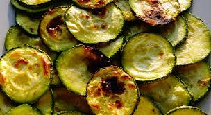 L'unico lato negativodi queste chips è che occupano molto spazio nella cottura al forno e con 2 zucchine grandi ottenete poche patatine. Chips Di Zucchine Paneoliopomodoro