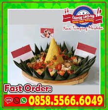 Dikutip dari situs budaya indonesia, pada awalnya nasi tumpeng merupakan bentuk persembahan, bentuknya yang kerucut menggambarkan gunung semeru. 0858 5566 6049 Jual Nasi Tumpeng Kemerdekaan Purwokerto Sehat Bergizi 0858 5566 6049 Jasa Catering Purwokerto Bento Nasi Box Nasi Kuning Tumpeng Mini