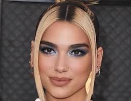 Dua lipa worked as a waitress while living in london by herself at age 15. Dua Lipa Height Weight Bio Wiki Age Instagram Photo Fashion Women Top