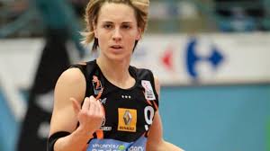 Céline dumerc a toujours voulu faire la part des choses entre le terrain, le basket et sa vie privée. Meneuse D Enjeux
