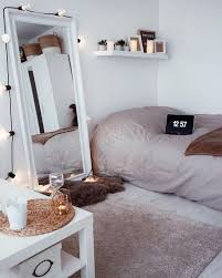 Dengan adanya karpet kamar tidur dapat menjadi antisipasi ketika anda bosan tidur di atas tempat tidur dan ingin tidur di bawah, hal ini akan sangat praktis anda tidak perlu ribet untuk bongkar pasang karpet. 5 Tips Memilih Model Karpet Minimalis Yang Cocok Untuk Kamar Mungil