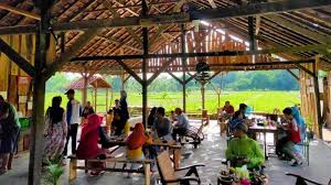 Viral foto kedai kopi yang ramai pengunjung pria karena pegawainya via wolipop.detik.com. Mencicipi Aneka Sajian Warung Kopi Manis Cirebon Suasana Asri Di Hamparan Sawah Menghijau Tribun Jabar