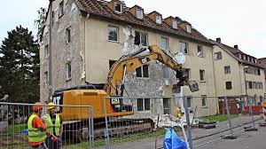Bezüglich der kosten, einen balkon abzuschneiden, ist die beauftragung eines herkömmlichen abbruchunternehmens oft der falsche ansatz. Abriss An Der Keltersiedlung Swsg Lasst Haus Nach Brandschaden Abreissen Zuffenhausen Stuttgarter Nachrichten