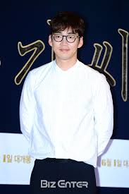 길가다 우연히 보게 된 영화 말모이의 포스터에 배우 윤계상씨가 착용한 안경이 6개월째 제가 데일리로 쓰고 있는 안경과 너무 흡사해서 제 안경의 리뷰를 해봤습니다. Bzí¬í†  ìœ¤ê³„ìƒ ì•ˆê²½ë„ ìž˜ ì–´ìš¸ë ¤ ì´íˆ¬ë°ì´