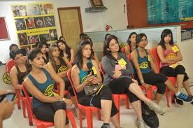 Contestants Getting Tips From The Golds Gym Trainer For Their Astute Fitness Year 2011 At Gold S Gym Bandra Gym Trainer Golds Gym Sports Bra Top 6 gyms in bandra for fitness buffs. gym bandra gym trainer golds gym