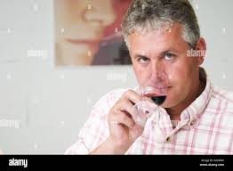 Eric Durand goûter un verre de vin. Domaine Eric et Joël Joël Durand,  l'Ardèche, Ardèche, France, Europe Photo Stock