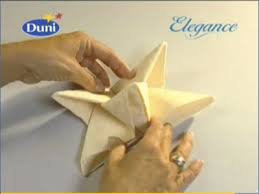 Ensuite, celà dépend du nombre de serviettes que vous devez plier ! Comment Plier Une Serviette Facon Couronne Apprendre Facile