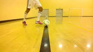 Futsal sendiri cukup identik dengan sepakbola. Peraturan Futsal Bedah Tuntas Peraturan Kick In Futsal Yang Sering Dilupakan Bolalob Com