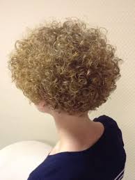 This cut suits all face shapes, and tight curls or coils. Courte Frisee Chatain Clair Short Curly Haircuts Curly Hair Styles Short Permed Hair