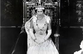 Das oberteil mit herzdekolleté ist bestickt mit eleganter spitze und geht über in einen üppigen tüllrock der dank. Prinzessin Beatrices Vintage Hochzeit Hier Tragt Die Queen Das Brautkleid Ihrer Enkelin Panorama Stuttgarter Zeitung