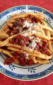 Le cipolle rosse di tropea, il peperoncino, la 'nduja, il celebre salume dal gusto deciso e piccante tipico di tutta la calabria. I Piatti Tipici Calabresi Da Non Perdere