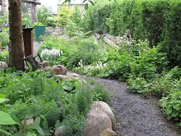 Ein Kiesweg Schlangelt Sich Durch Unseren Garten Shade Garden Garden Pathway Small Gardens