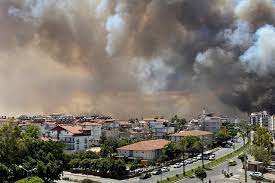 Огънят е близо до туристическата част на квартал ичмелер в крайбрежната зона на курорта, съобщават от bulgaria on air. J47i3furi2eumm