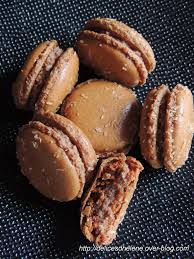 Macarons Facon Bounty Chocolat Au Lait Et Noix De Coco Les Delices D Helene Recette Macaron Macaron Recettes De Cuisine