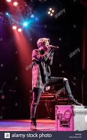 One ok rock「ワンオクロック」russian speaking oor fanclub. Die Japanischen Rock Band One Ok Rock Fuhrt Ein Live Konzert Im X Tra In Zurich Hier Sanger Takahiro Moriuchi Wird Gesehen Live Auf Der Buhne Schweiz 20 12 2015 Stockfotografie Alamy