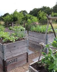 So Konnt Ihr Euer Hochbeet Jetzt Auf Die Nachste Saison Vorbereiten In 2020 Hochbeet Hochbeet Anlegen Garten Hochbeet