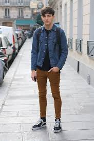 Calça Bege Com Camisa Jeans Masculina Calca Marrom Masculina Dicas Para Usar E Inspirar Moda Masculina Jovem Calca Marrom Masculino Moda Masculina