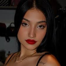 Angela Poliseno's Instagram, Twitter & Facebook