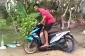 This video depicted how teenager in malaysia or elsewhere on the earth actually involved in immoral things. Aksi Viral Kenakalan Remaja Di Media Sosial Atraksi Motor Di Makam Hingga Acak Acak Minimarket Halaman All Kompas Com