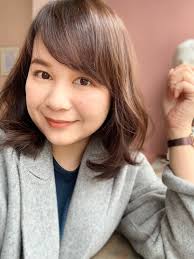 媽媽對於女兒的頭髮有一種執念，比對自己的頭髮更為在意。 「妳又沒洗頭?」媽祖婆皺眉。  我跟軟Q是一起洗澡的，所以總是戰鬥澡，三分鐘完成洗頭洗澡，洗好還要幫軟Q吹頭髮，哄睡。有的時候懶得吹自己的頭髮就懶得洗頭，回娘家一旦被我媽看到沒洗頭，總是會被唸一句  ...