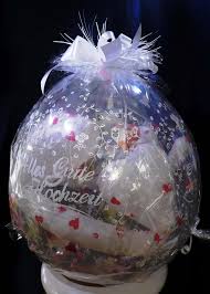 Beglückt schauen die hochzeitsgäste in den mit luftballons gefüllten 7. 20 Inspirierend Luftballons Fullen Geschenk Christmas Bulbs Christmas Ornaments Holiday Decor