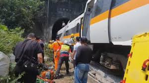 At least 36 people have died after a train derailed in eastern taiwan, the transport ministry has said. Dmhk6veekuccsm