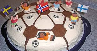 Fussballtorte Mit Erdbeer Sahne Von Backmauslein Chefkoch Rezept Fussball Torte Fussball Kuchen Dessert Ideen