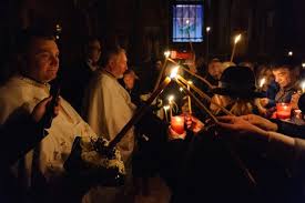 Sambata mare este ultima zi de pregatire a pastilor, cand gospodinele pregatesc cea mai mare parte a mancarurilor traditionale, definitiveaza curatenia si fac ultimele retusuri la hainele pe care le vor imbraca la inviere si in zilele de pasti. Traditii Si Obiceiuri In Sambata Mare Cum Isi Grabesc Casatoria Fetele Singure