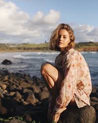 Join facebook to connect with isabelle cornish and others you may know. Isabelle Cornish On The Set Of A Photoshoot January 2019 Hawtcelebs