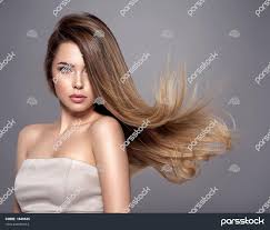 زن جوان با موهای صاف بلند زن بلوند سکسی و زیبا پرتره یک زن جذاب در حال ژست  گرفتن در استودیو چهره نزدیک یک دختر زیبا با آرایش چشم های دودی 1640545