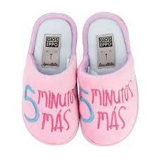 Es una empresa dedicada a la venta de calzado, destinado a los mas peques de la casa; Zapatillas De Estar Por Casa Rosas Con Texto Para Nina 45799