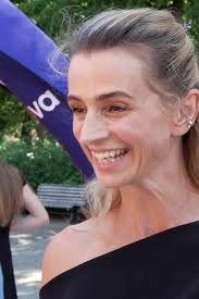 Tohle tělíčko vlastní člen legendární rockové kapely: Sexy modelka  předvedla v plavkách luxusní křivky