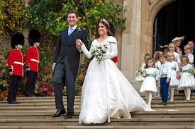 Será o primeiro neto de andré à data do enlace, o grande destaque foi para o vestido de noiva, que deixou elegantemente a descoberto as cicatrizes da princesa (resultantes de uma operação à. Princesa Eugenie Abrira Mao De Titulo Real Do Filho Para Evitar Maldicao Monet Celebridades