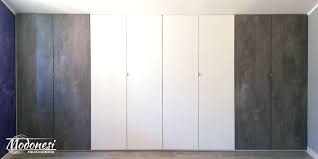 Pozzi armadi presenta una cabina armadio per mansarda costituita da una parete in legno che segue l'inclinazione del sottotetto e ripiani a vista dove sistemare gli abiti. Arredi Su Misura Per Mansarda Milano Falegnameria Modonesi