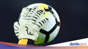 Saat melakukan lemparan kedalam, pemain gak boleh. Blunder Kiper Ini Lakukan Lemparan Ke Dalam Gawang Sendiri