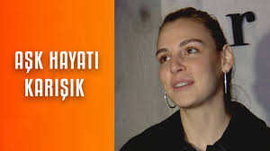 Sosyal medyadan yaptıkları esprili yazışmalarla da gündeme gelen ve görüşememekten şikayetçi olan çift, birbirlerini takipten çıkmıştı. Aslisah Alkoclar Aska Vakit Ayiramiyorum Youtube