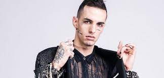 Torna il signore del glam con il nuovo singolo che fa parte della colonna sonora della terza stagione di baby Achille Lauro Maleducata Colonna Sonora Baby 3 Testo E Video Ufficiale