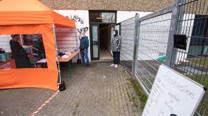 Coronakrise Obdachlose Konnen In Geschlossenem Hallenbad Duschen Stern De