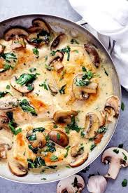 Poulet Aux Champignons Dans Une Sauce Cremeuse A L Ail Et Au Parmesan Recettes Ma Fourchett Recette Pates Poulet Recettes De Cuisine Sauce Cremeuse A L Ail