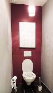 Mur Rouge Et Sol Gris Dans Les Toilettes Decoration Toilettes Idee Deco Toilettes Toilette Design