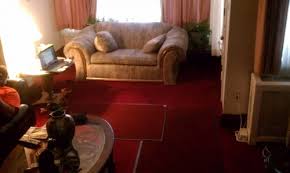 For a north sector bedroom, the use of black and metal elements. Wall To Wall Red Help