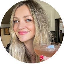 Abby Elliott's Instagram, Twitter & Facebook